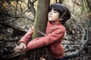 Child hugging tree Sadbook Barkat
