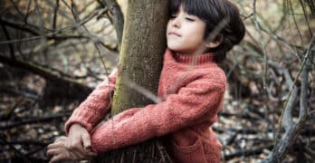 Child hugging tree Sadbook Barkat