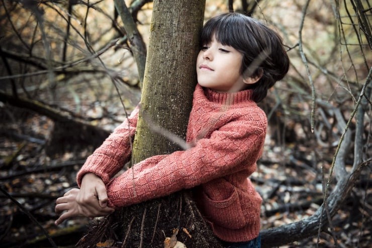 Child hugging tree Sadbook Barkat